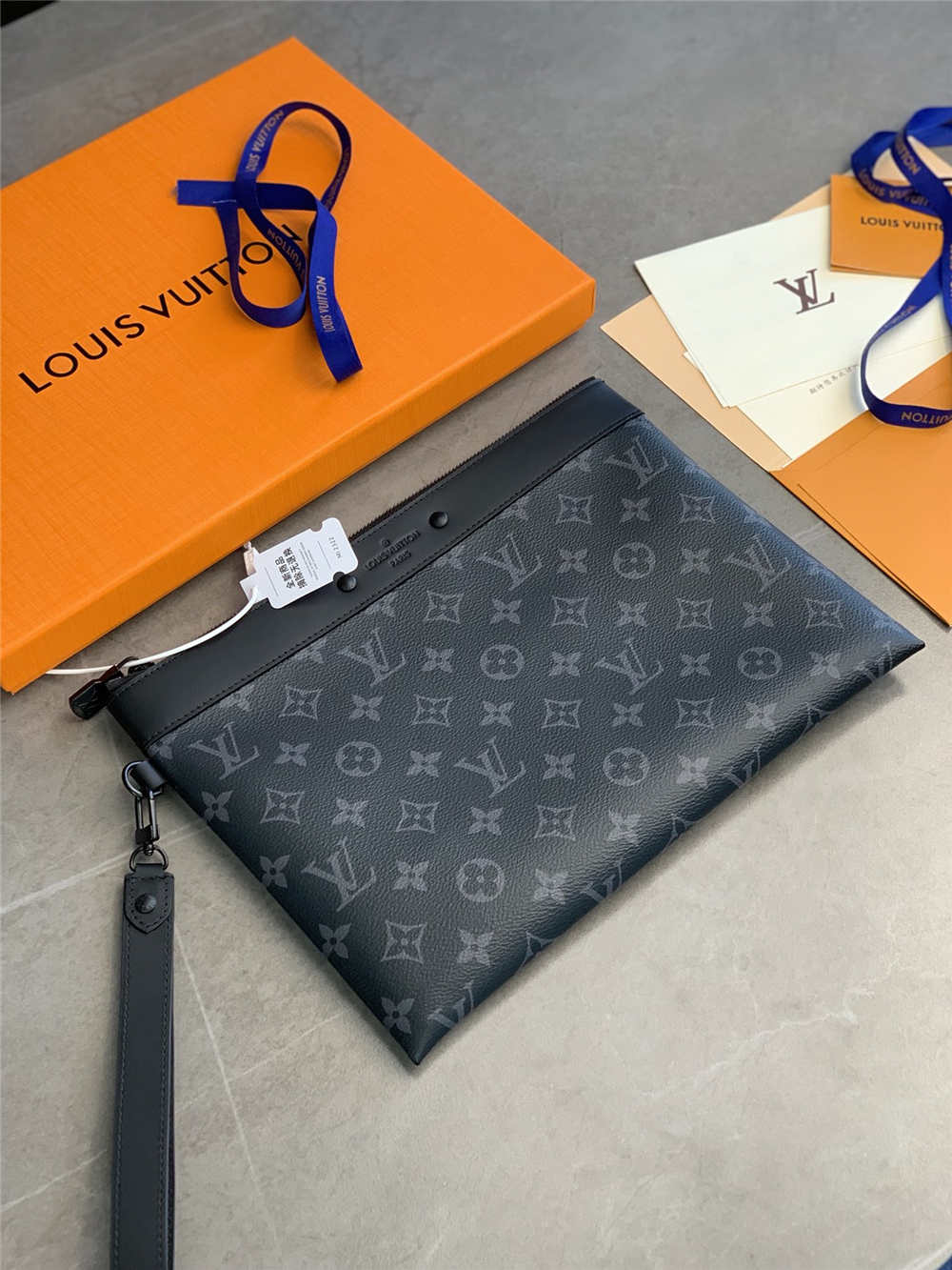 Louis Vuitton M81569  30.0 x 21.5 x 1.0cm  Pochette To-Go 2025 new 